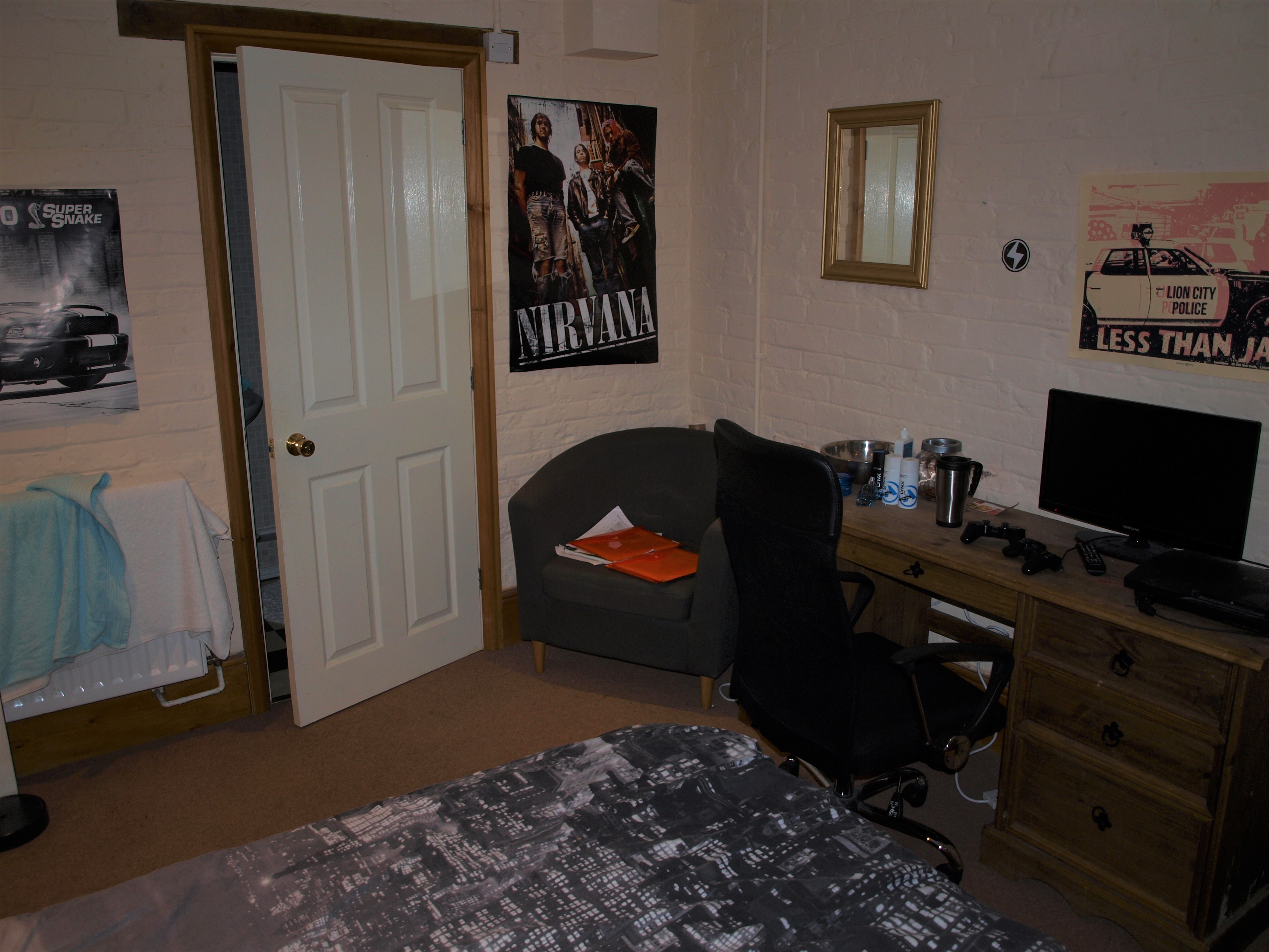 Room 8 - Pic 2